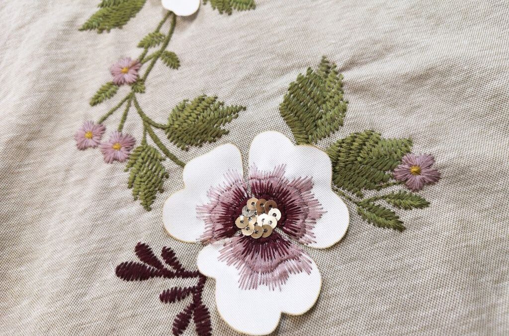 Bordado flores con lentejuelas y aplicación