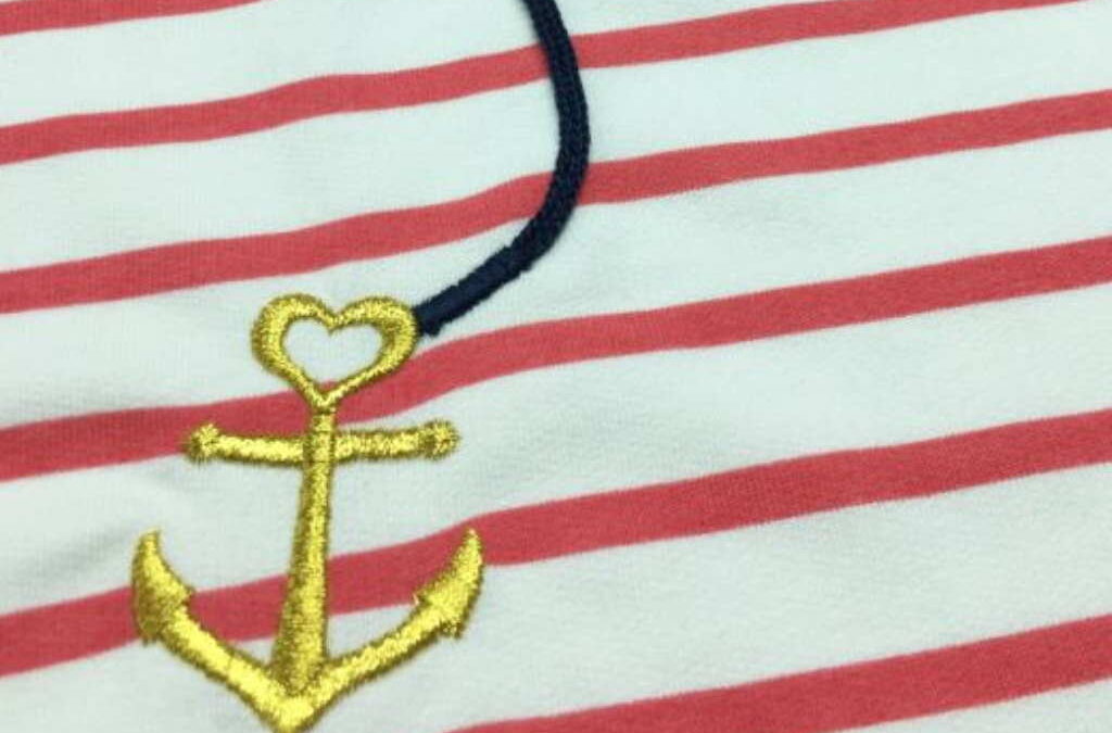 Bordado de cordón con corazón de lentejuelas y lurex