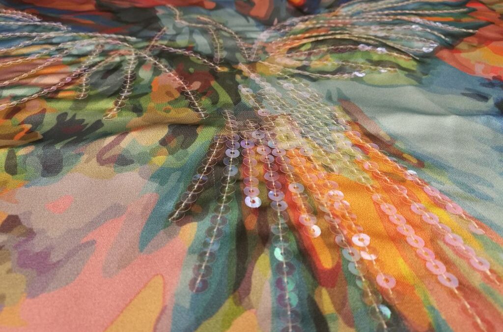 Bordado de lentejuelas sobre estampado