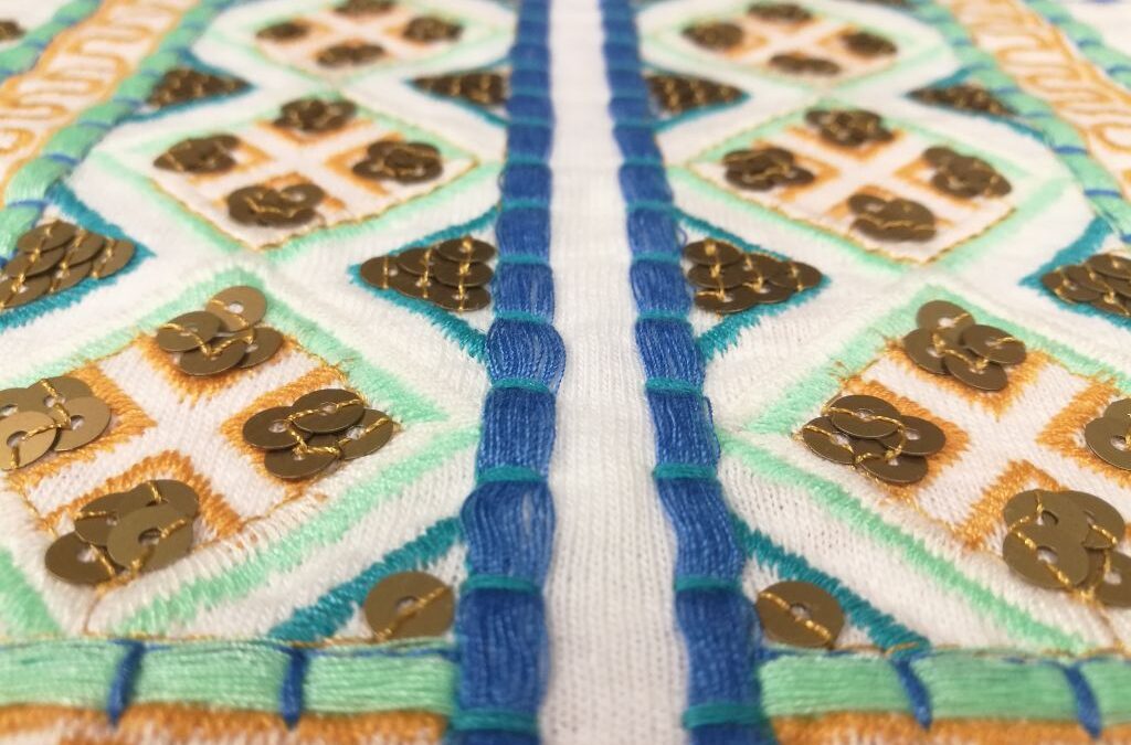 Bordado étnico con lentejuelas