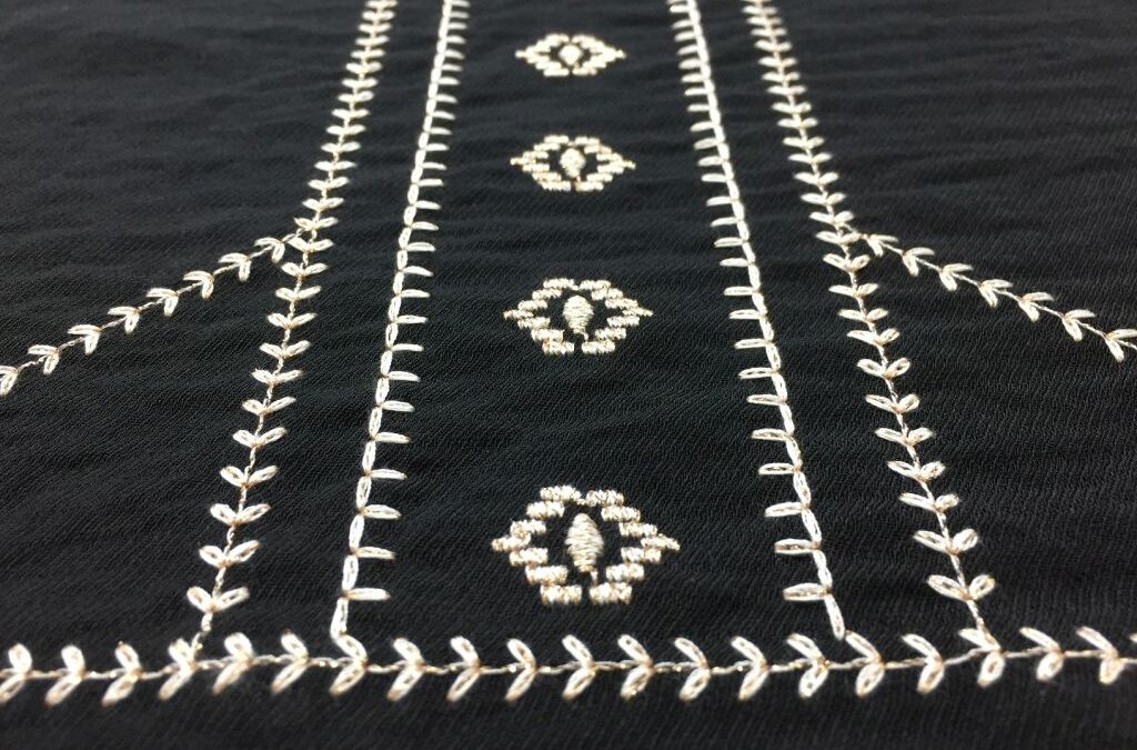 Bordado étnico mezclado con lurex