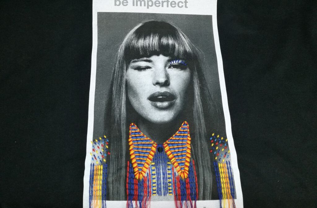 Bordado flecos posicionado sobre estampado