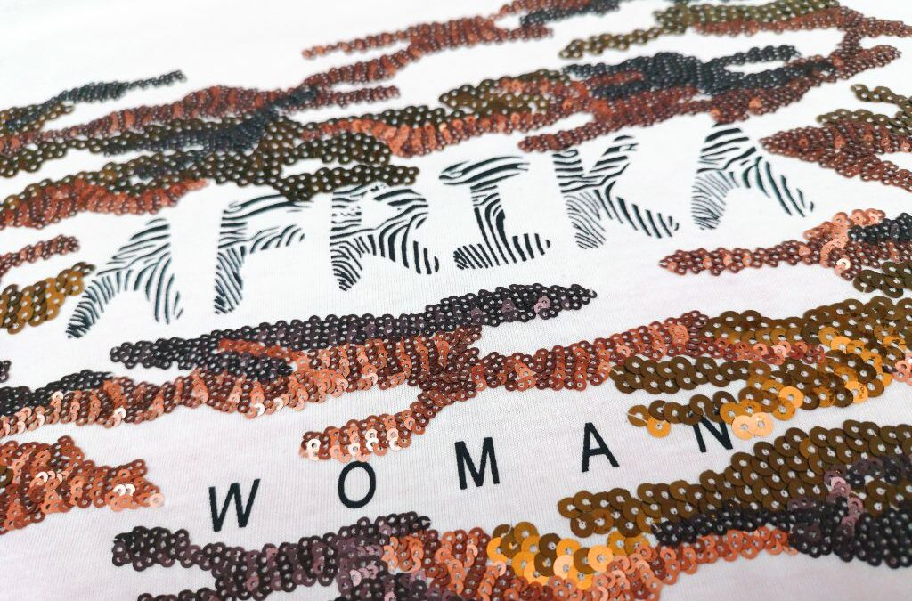 Bordado lentejuelas de diferentes tamaños sobre estampado