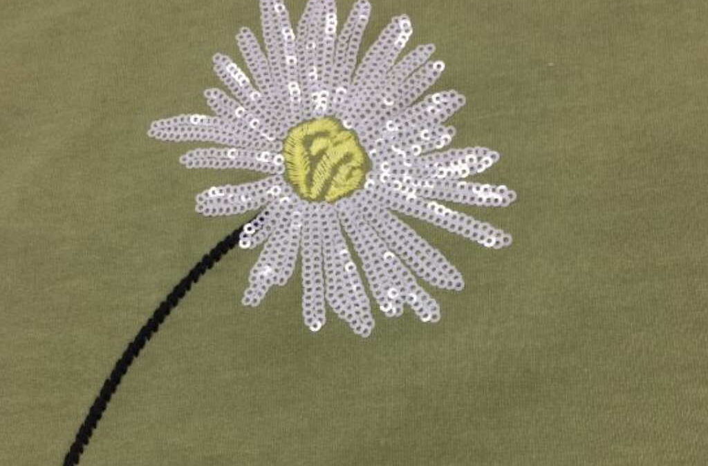 Bordado margarita de lentejuelas sobre estampado