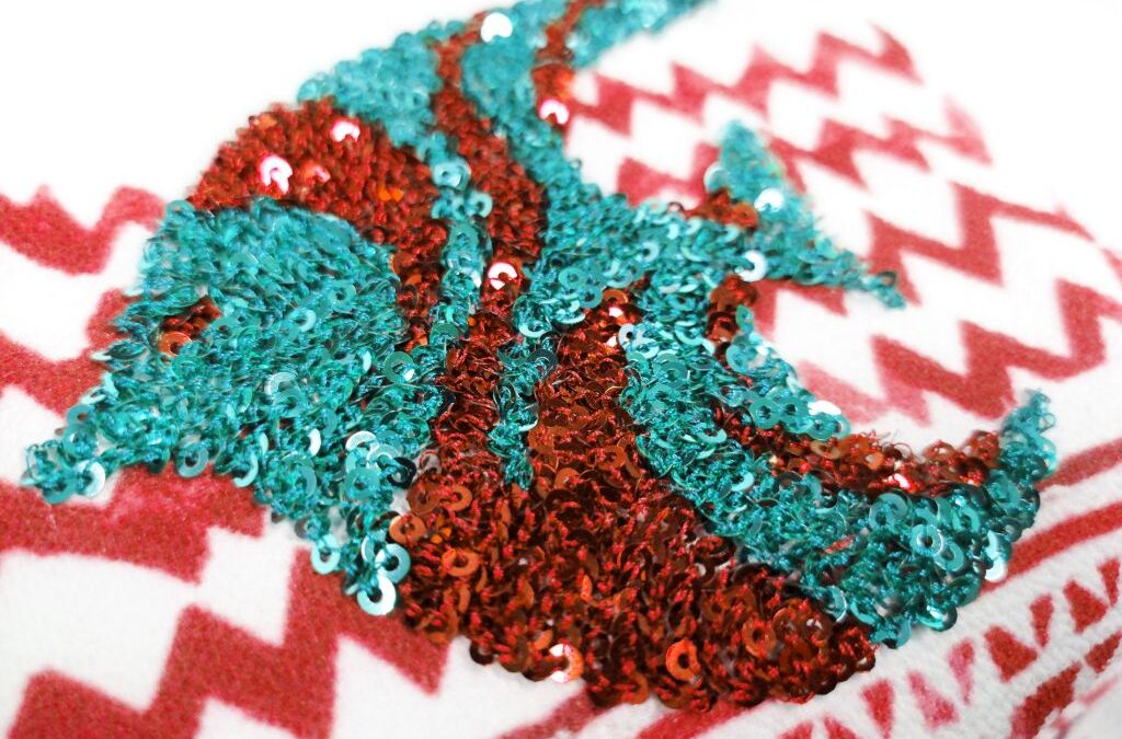 Bordado pez de lentejuelas a 2 colores sobre estampado