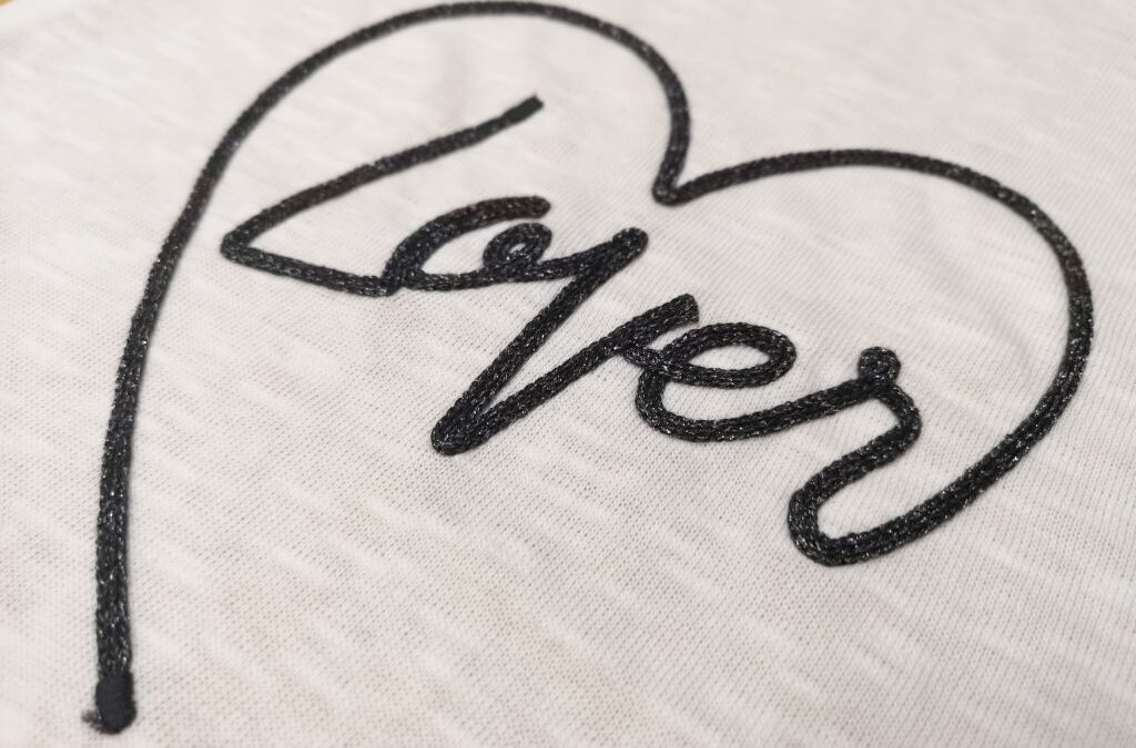 Corazón con palabra bordada en cordón