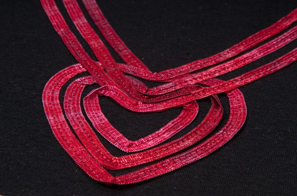 Cuello corazón bordado en cinta