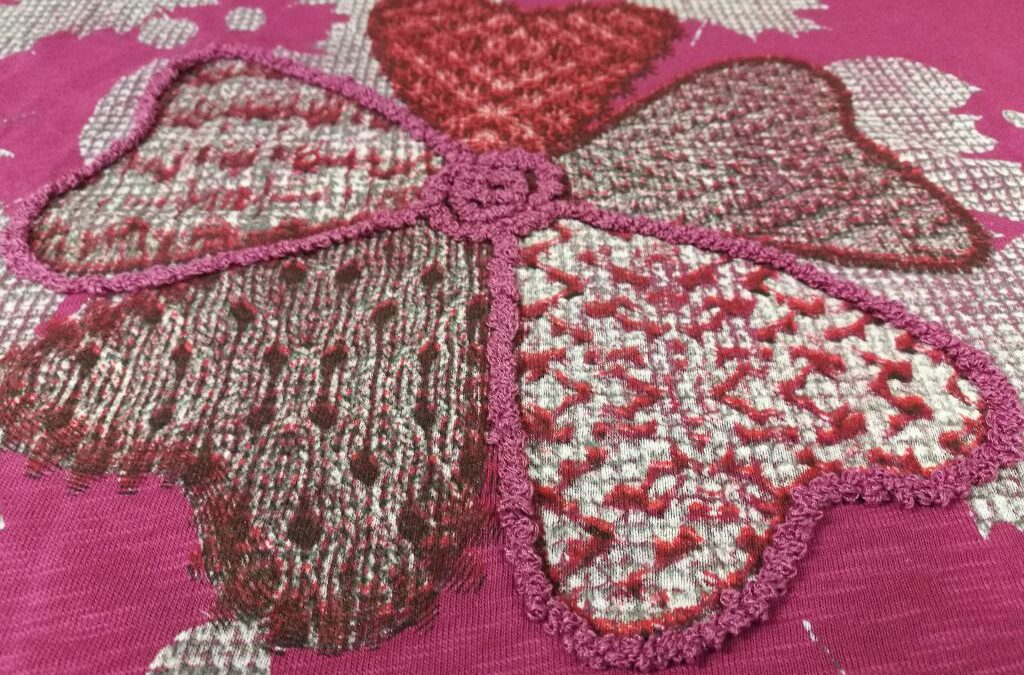 Flor bordada en cornely sobre estampado