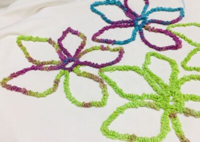 Flores bordadas con cordón en bucle multicolor