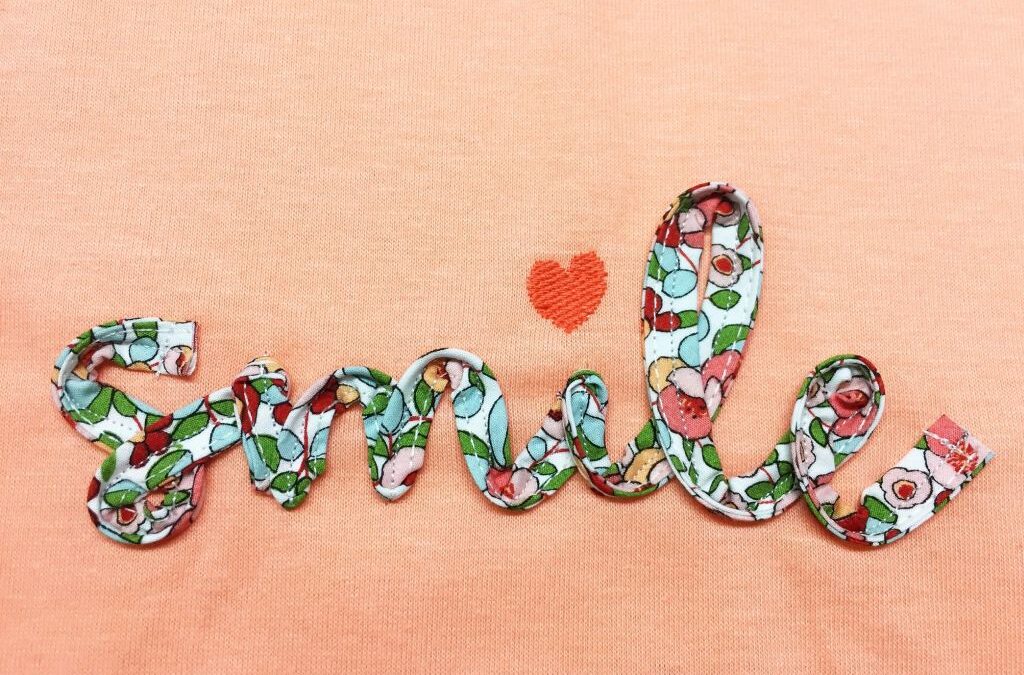 Palabra bordada en cinta estampada