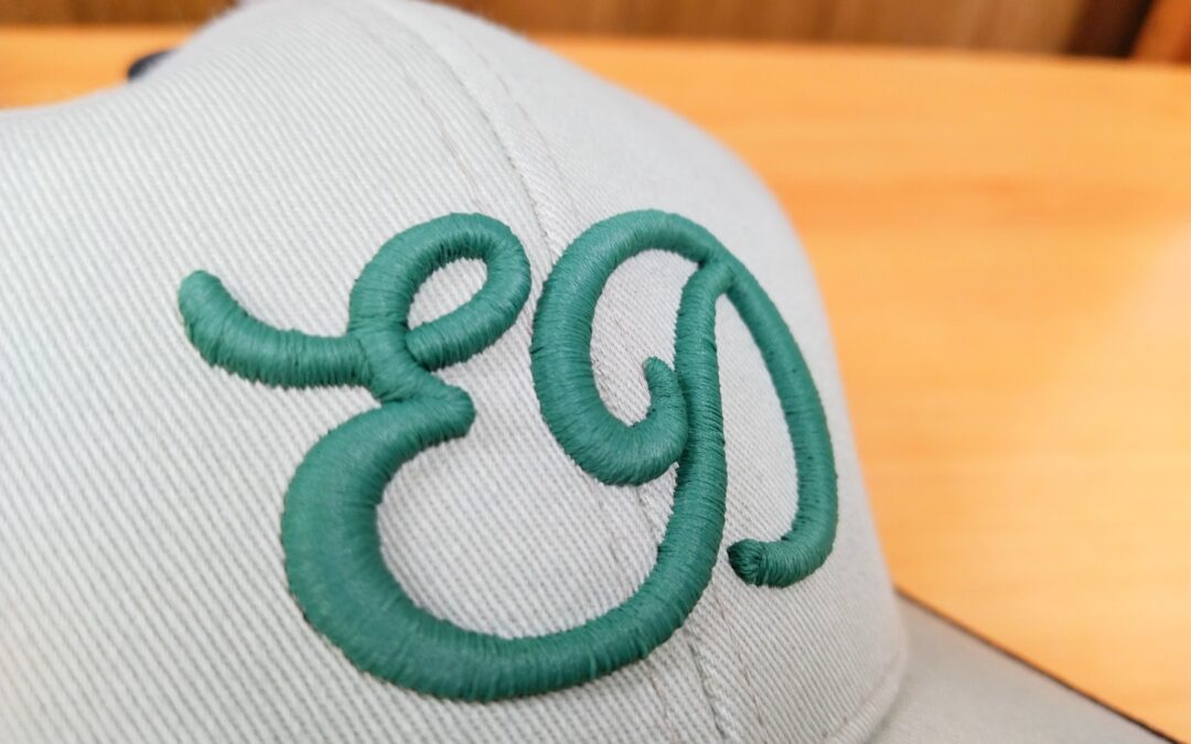 Logotipo bordado en 3D sobre gorra