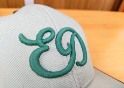 Logotipo bordado en 3D sobre gorra