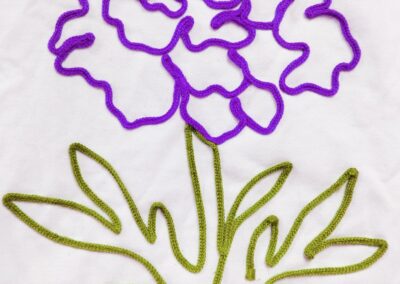 Flor bordada con cordón en dos colores